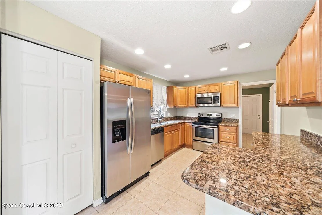 Photo of 945 Kings Post Road