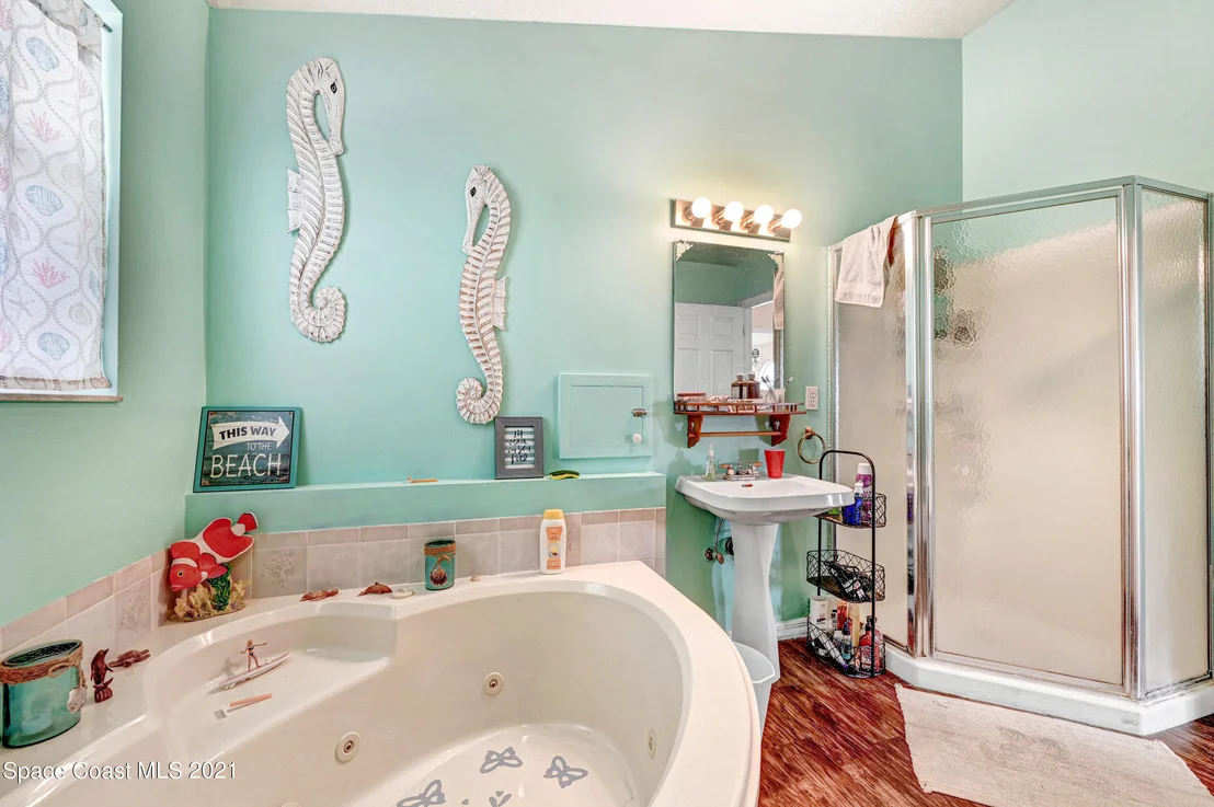 Photo of 6621 Bancroft Avenue