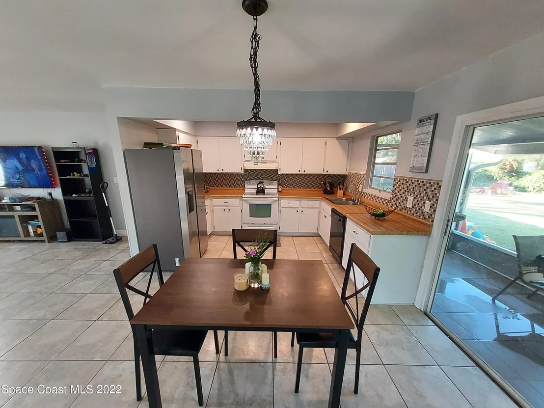 Photo of 1423 Cindy Circle NE