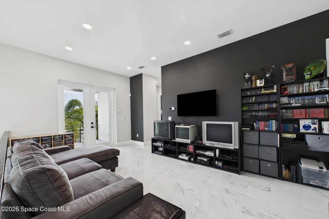 Photo of 2345 N Riverside Drive