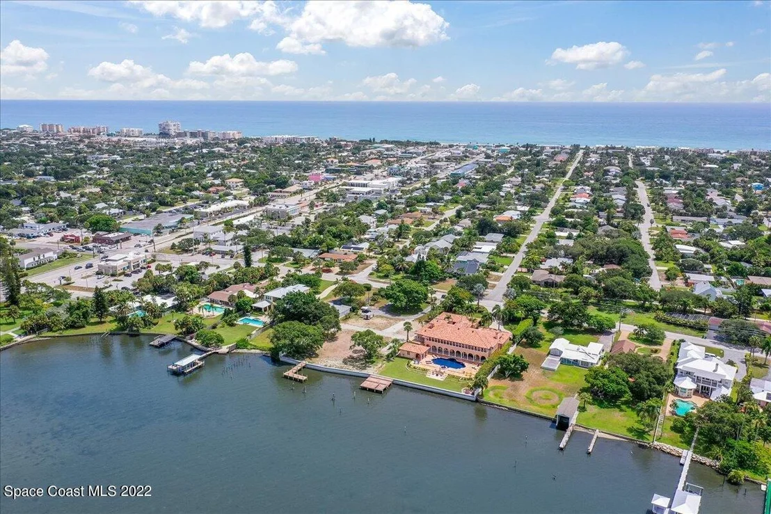 Photo of 300 S Riverside Drive