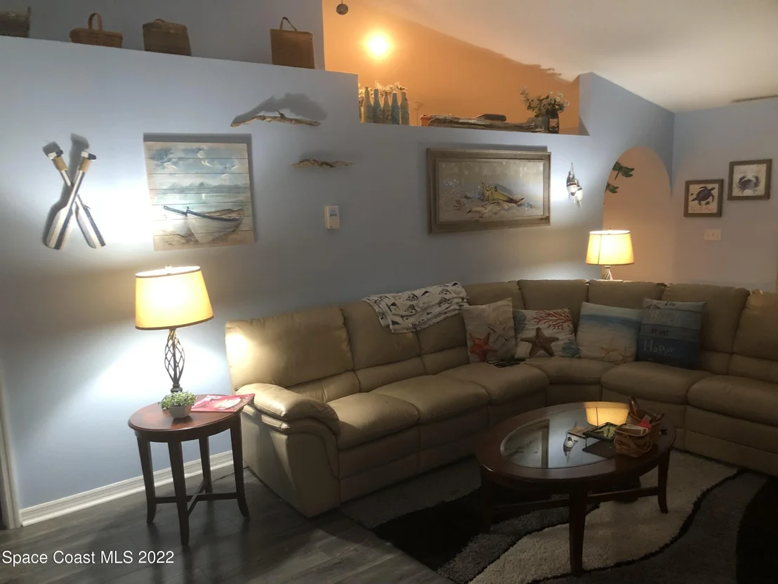 Photo of 6591 Bancroft Avenue