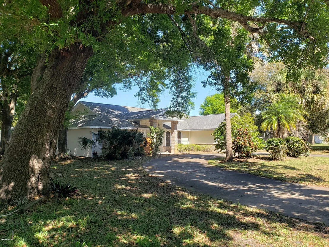 Photo of 1304 Heritage Acres Boulevard