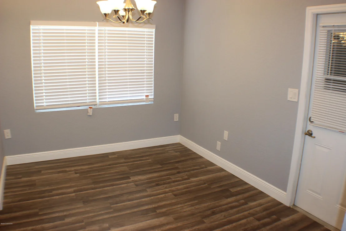 Photo of 1042 Cabot Drive NE