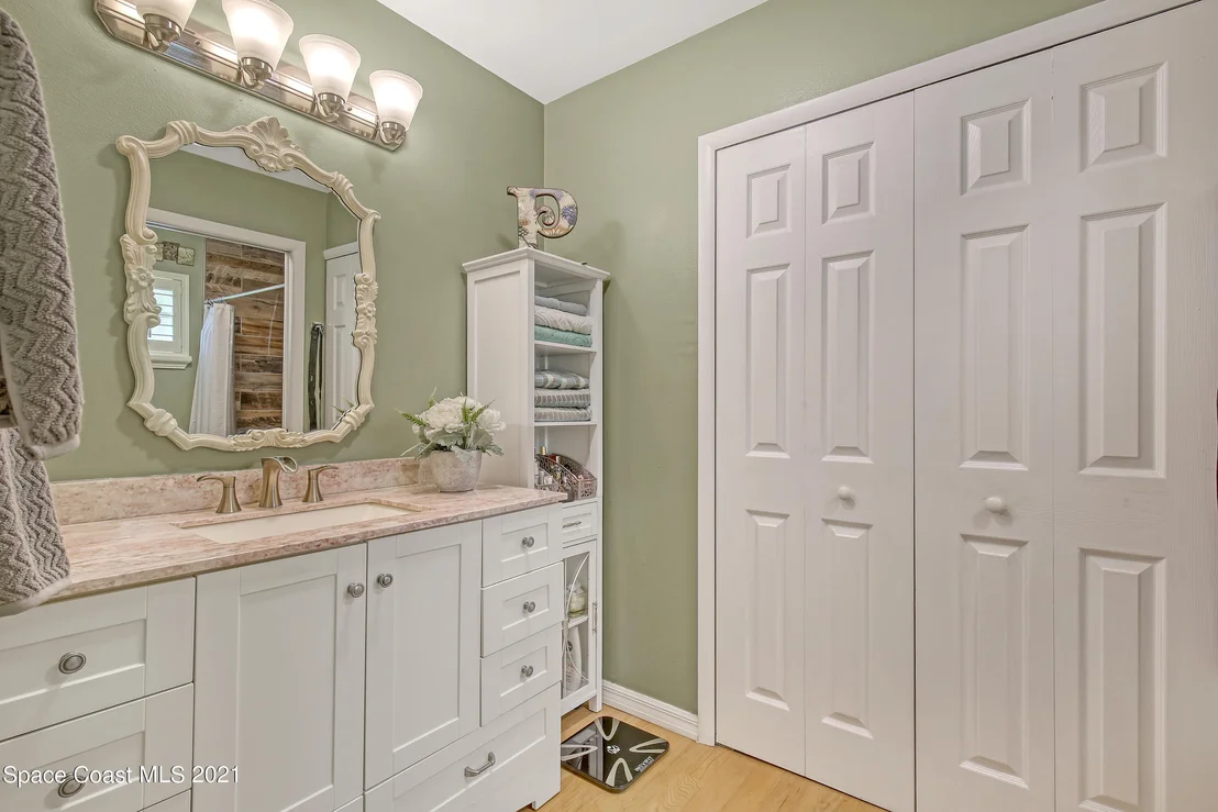Photo of 895 Riviera Drive NE
