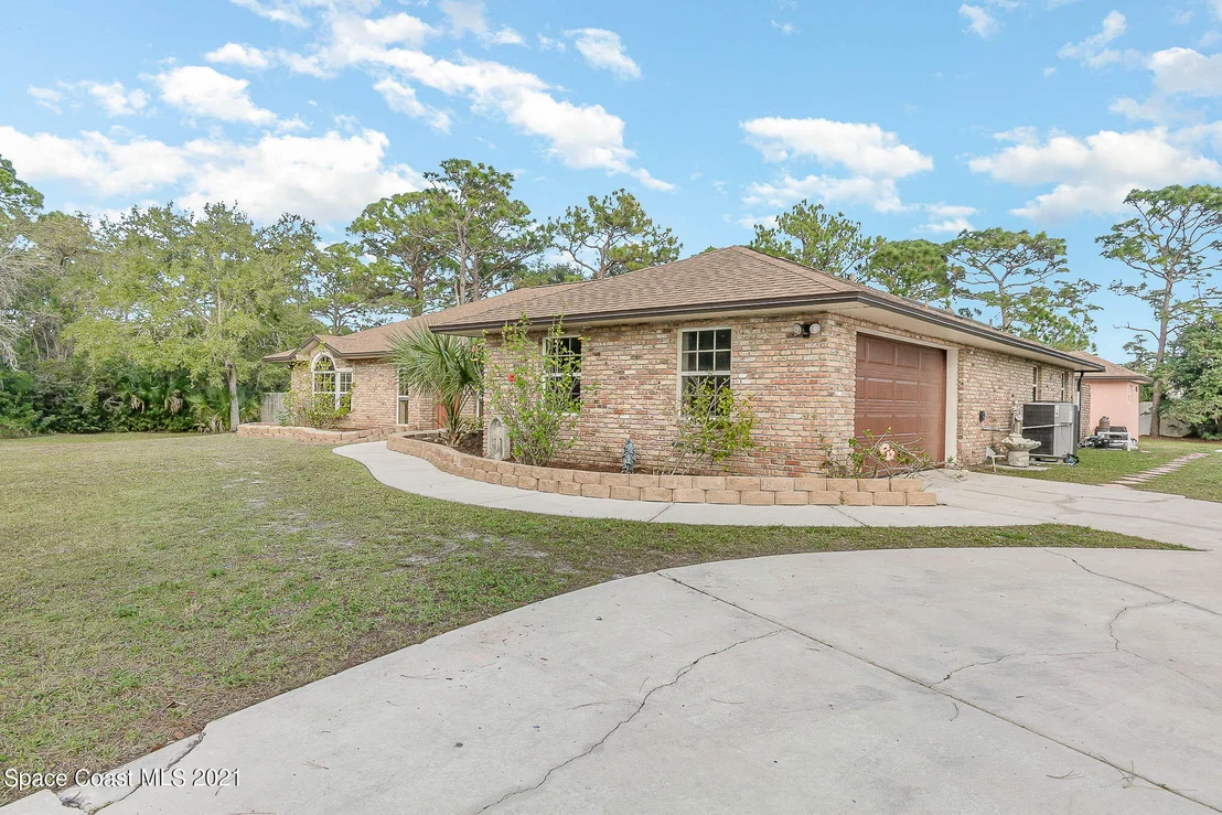 Photo of 2555 Macdonald Lane