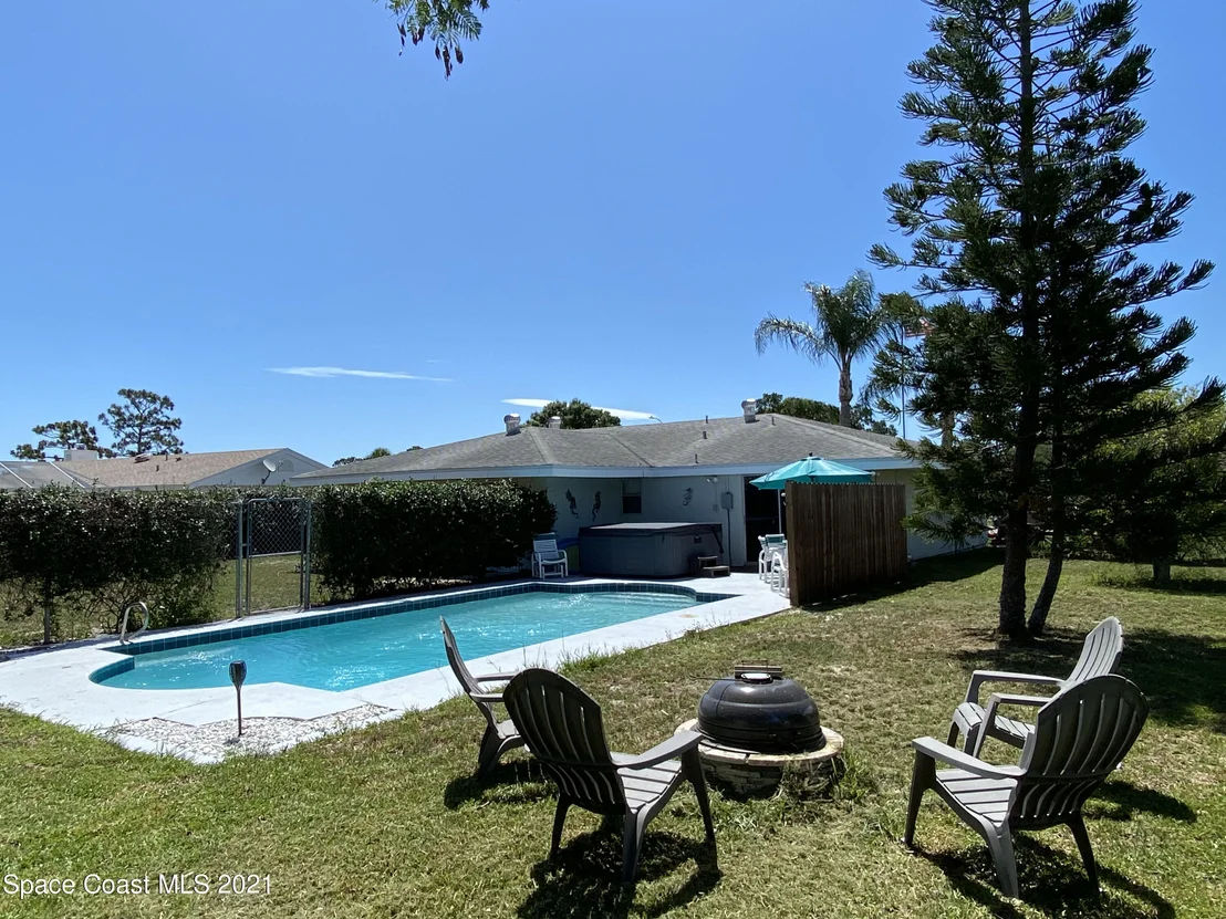 Photo of 1320 Mariposa Drive NE