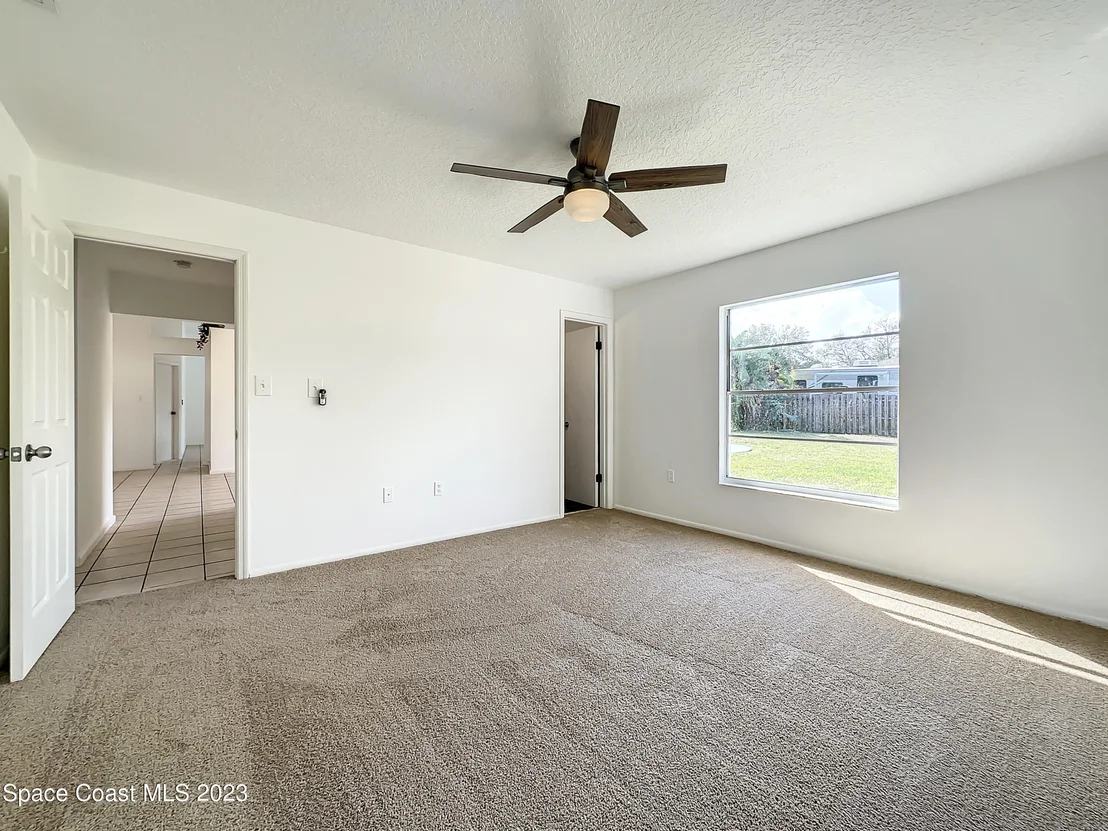 Photo of 580 Eldron Boulevard SE