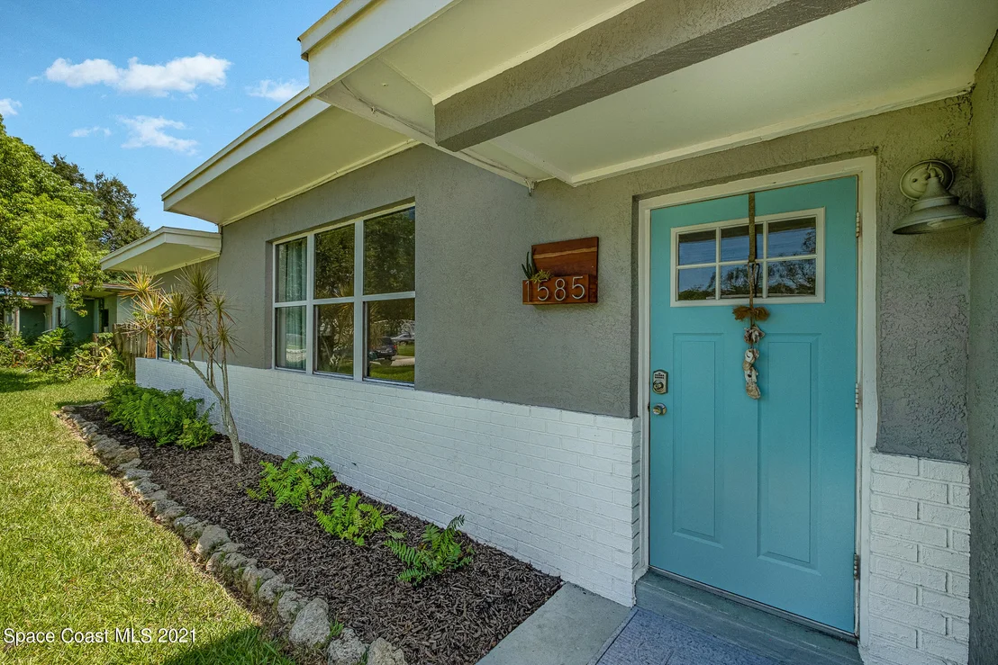 Photo of 1585 Old Colonial Way