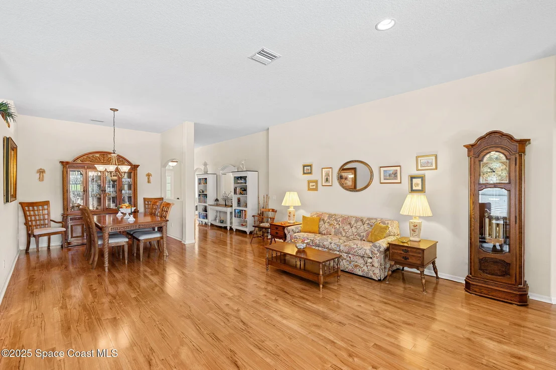 Photo of 833 Tavernier Circle NE