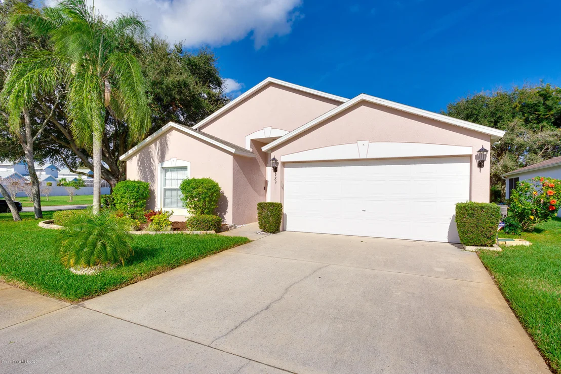 Photo of 989 Villa Drive