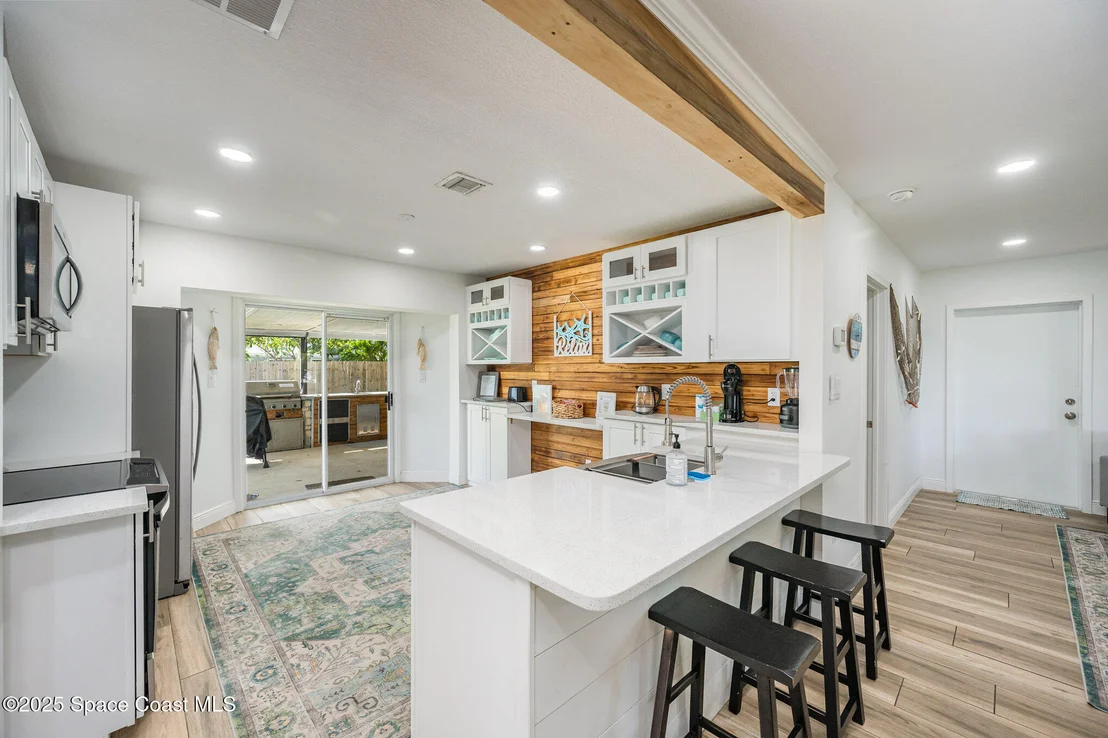 Photo of 113 W Leon Lane