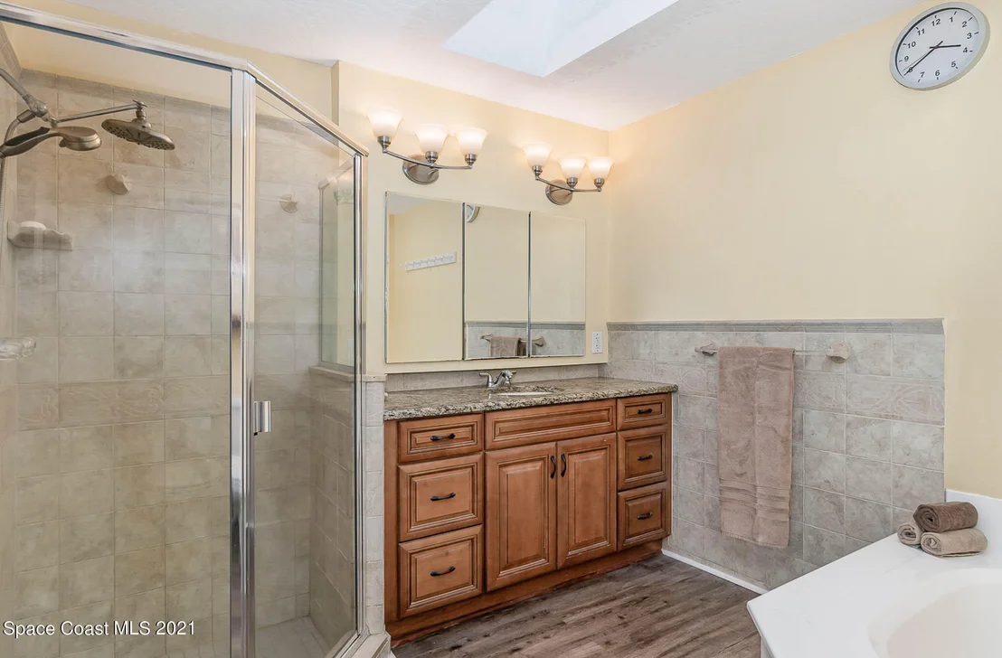 Photo of 2555 Macdonald Lane