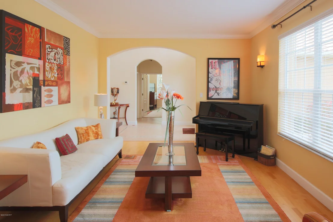 Photo of 885 Chatsworth Drive