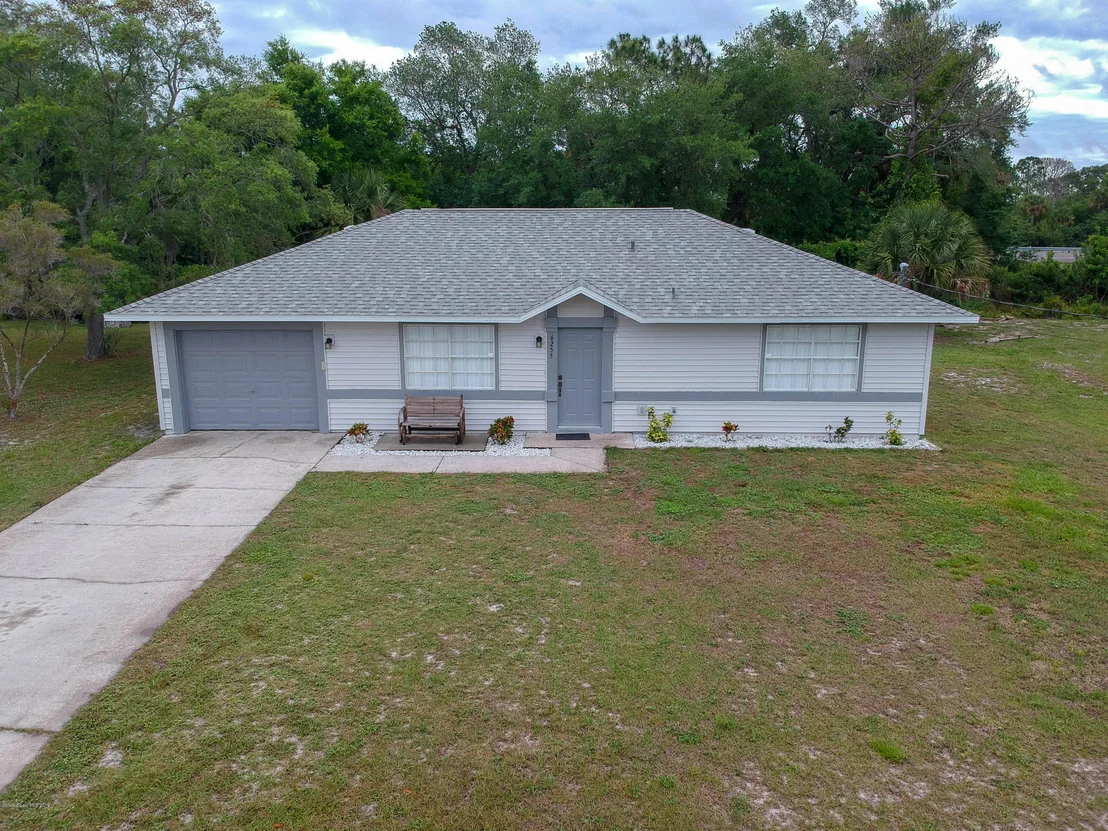 Photo of 6255 Ainsworth Road
