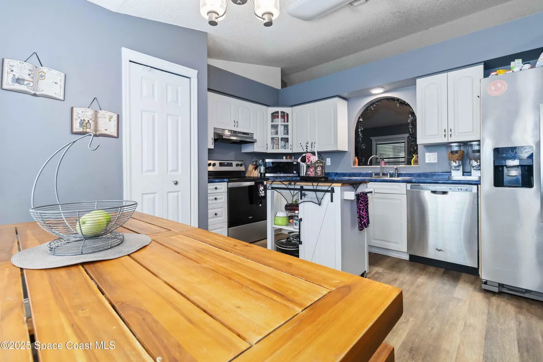 Photo of 6581 Bancroft Avenue