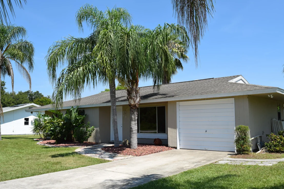 Photo of 881 Riviera Drive NE