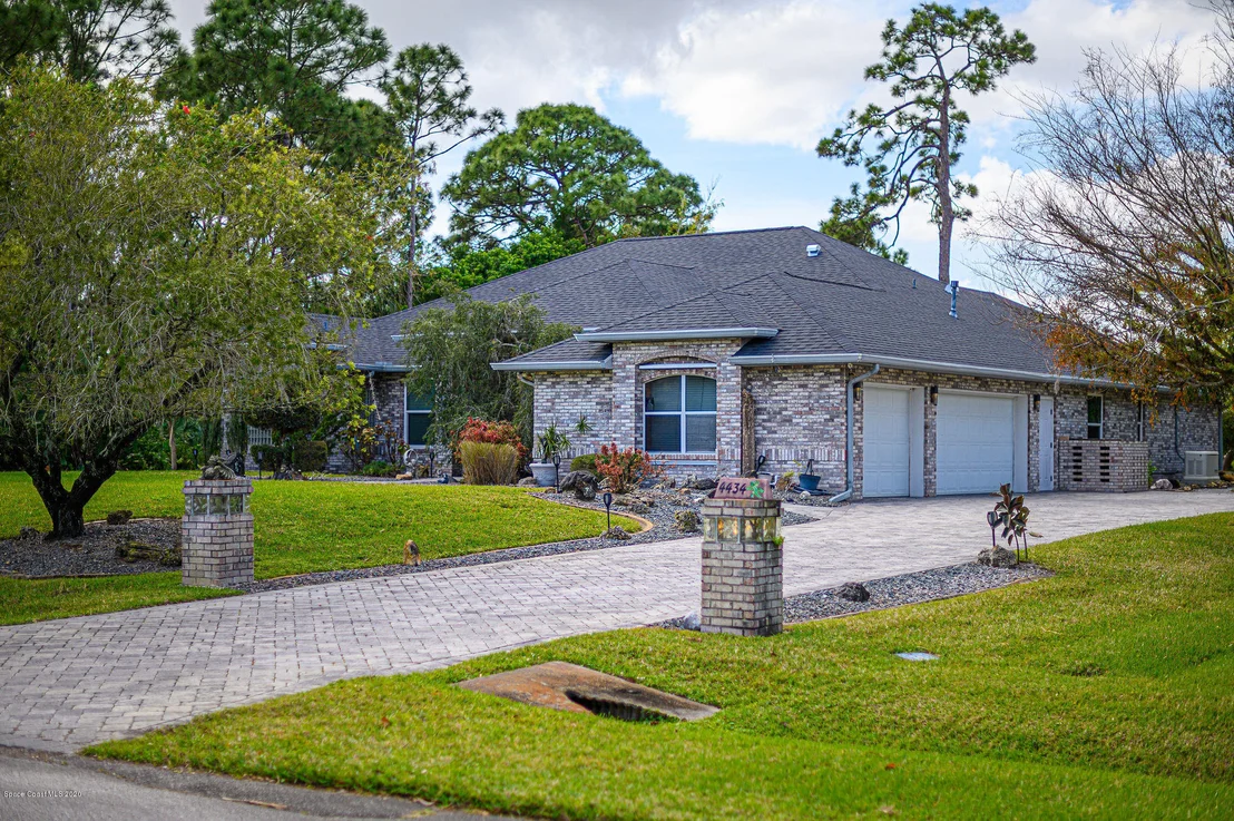 Photo of 4434 Long Lake Road