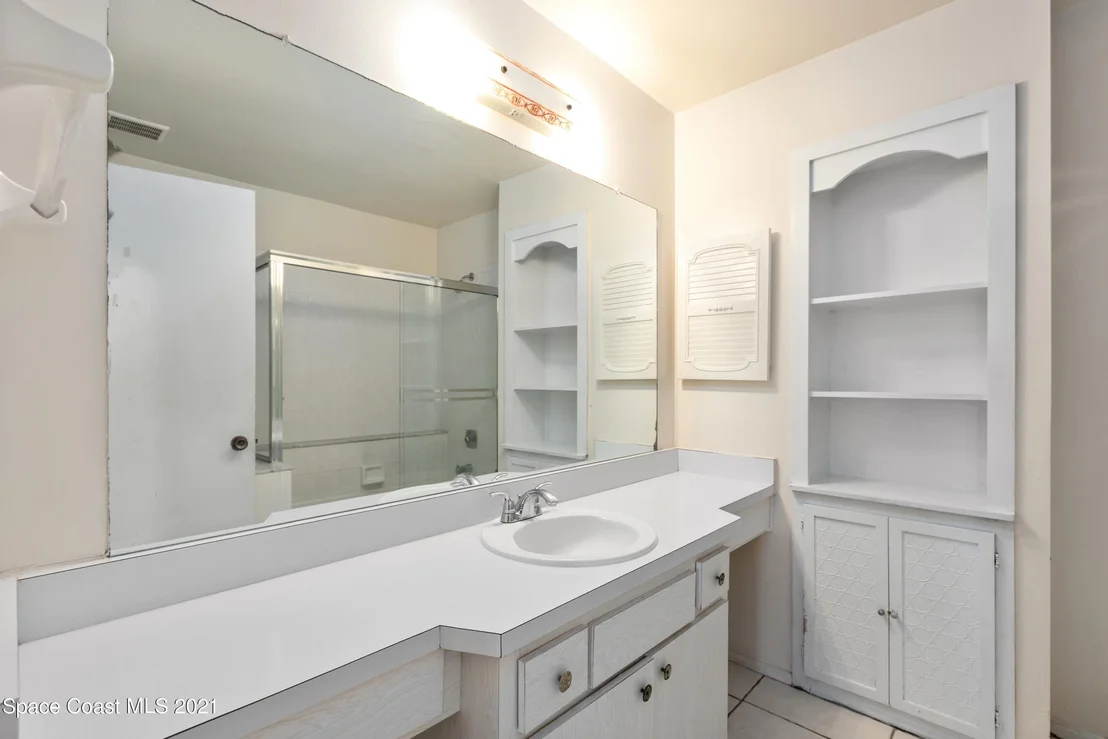 Photo of 859 Riviera Drive NE