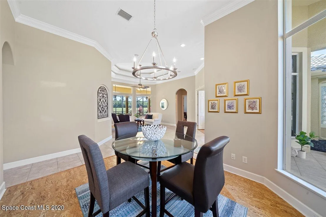 Photo of 925 Chatsworth Drive