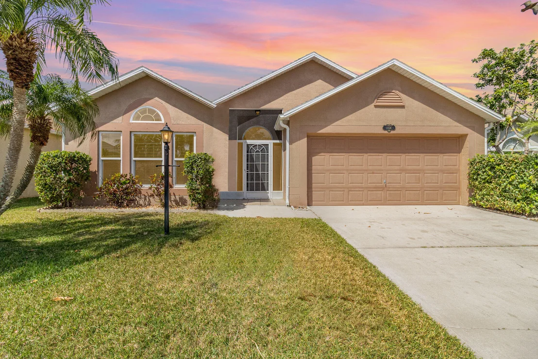 Photo of 1136 White Oak Circle
