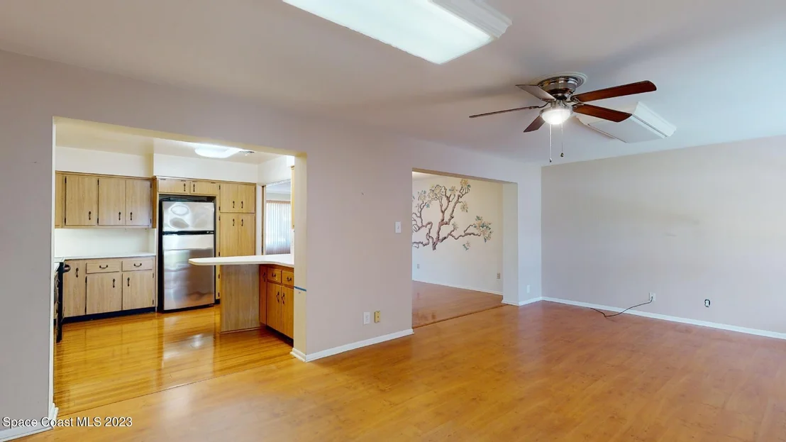 Photo of 204 S Riverside Drive