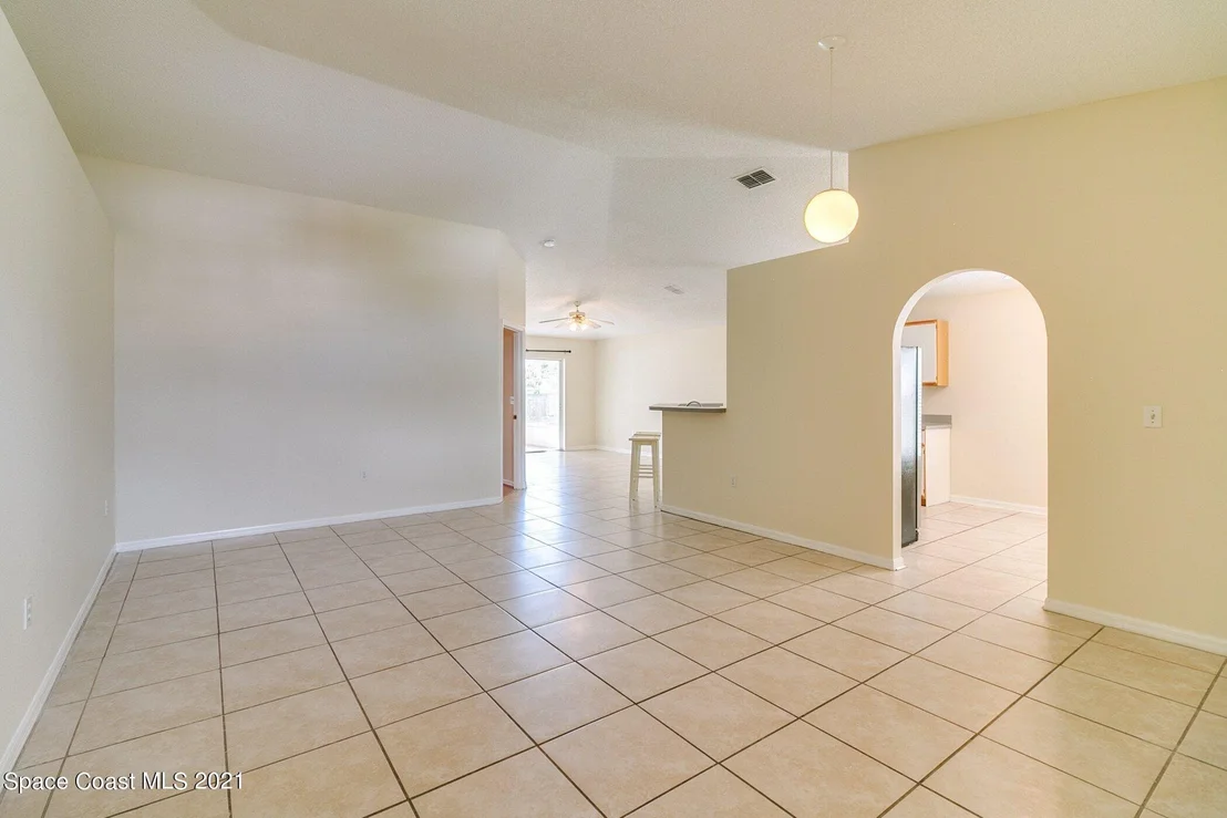 Photo of 1125 White Oak Circle