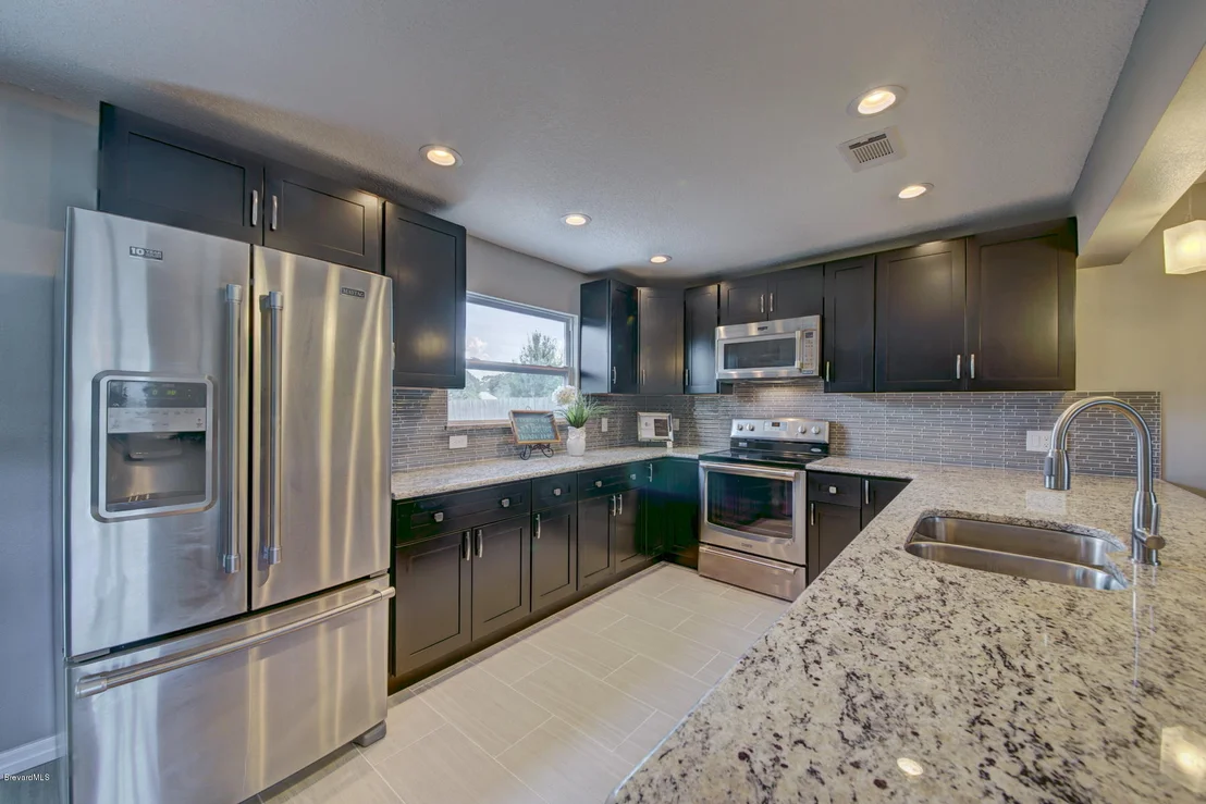 Photo of 1025 Riviera Drive NE