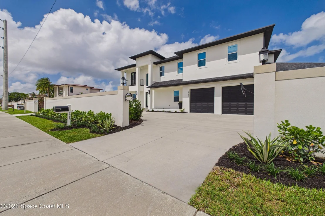 Photo of 2345 N Riverside Drive