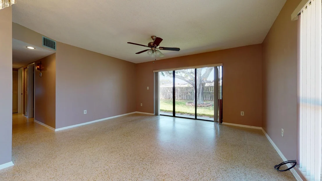 Photo of 930 Darwin Lane NE