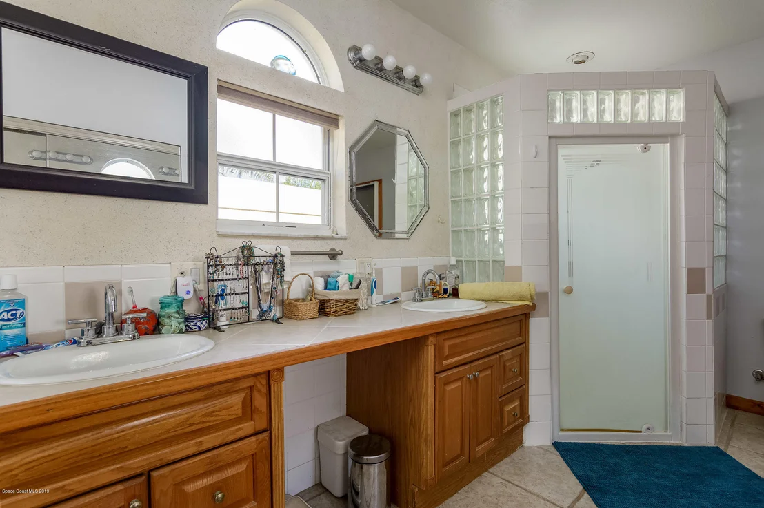 Photo of 1390 Hall Road