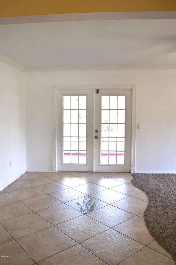 Photo of 881 Riviera Drive NE
