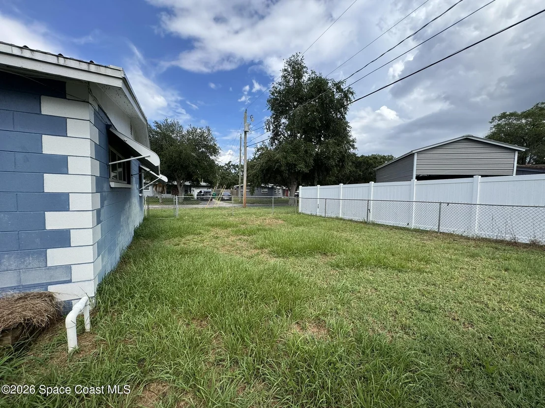 Photo of 1405 E Stetson Drive E