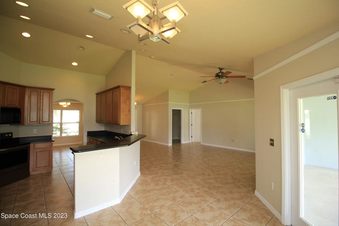 Photo of 492 Eldron Boulevard NE