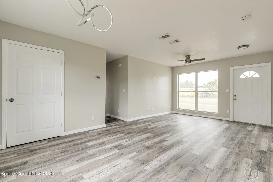Photo of 883 Bianca Drive NE