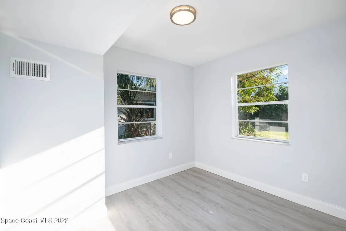 Photo of 948 Canada Street NE