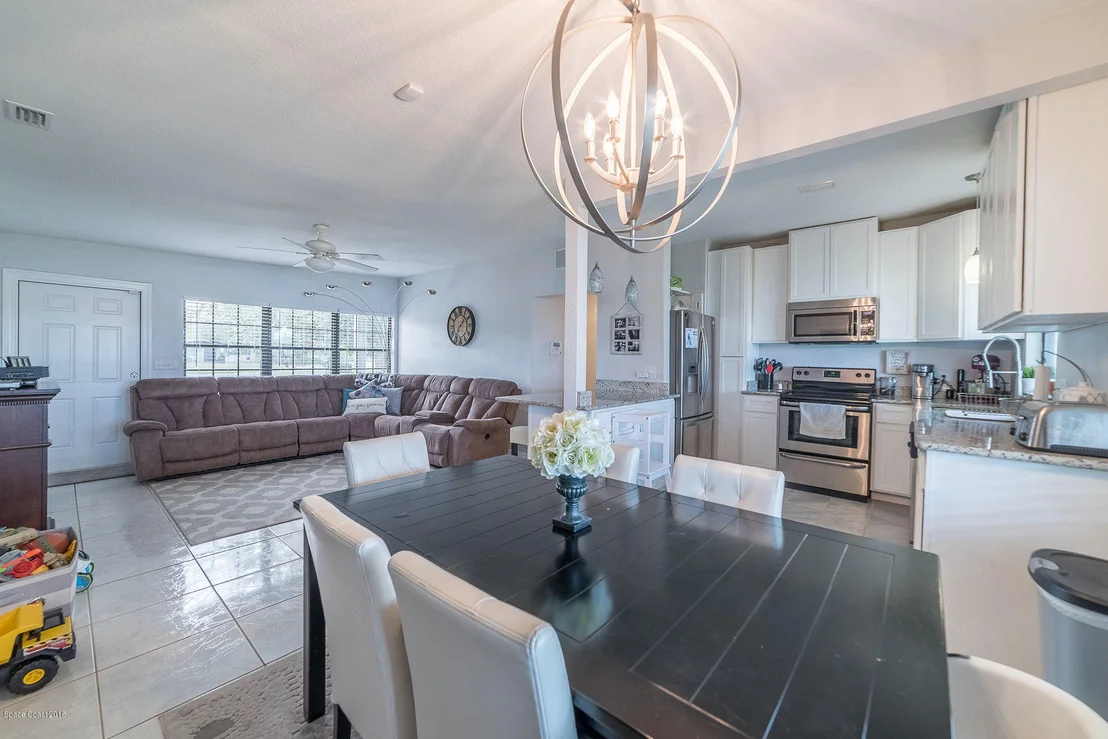 Photo of 812 W Highland Drive