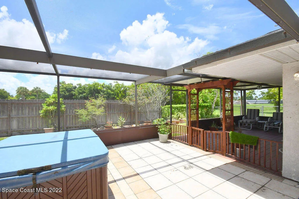Photo of 1241 Riviera Drive NE