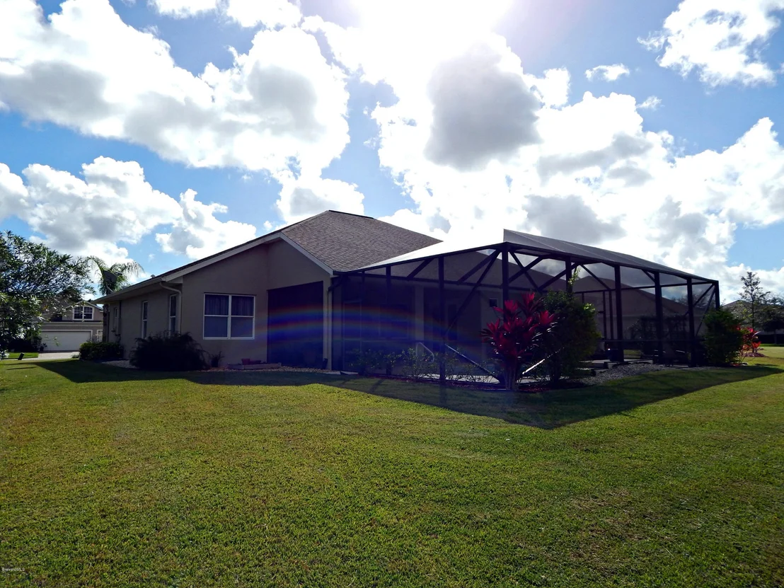 Photo of 211 SE Devlin Court