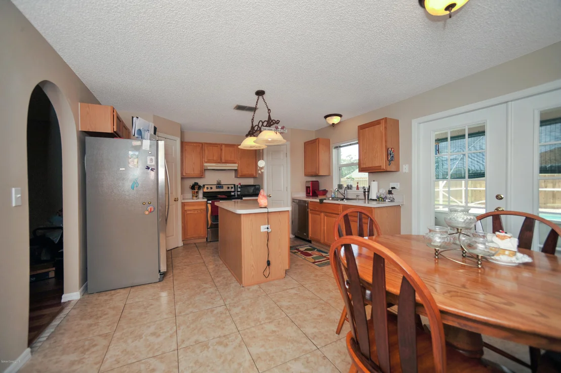 Photo of 1265 White Oak Circle