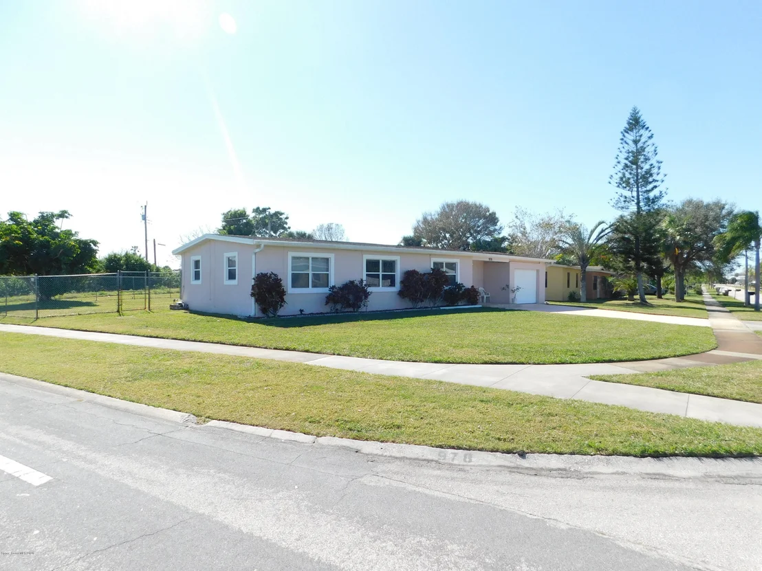 Photo of 978 Bianca Drive NE
