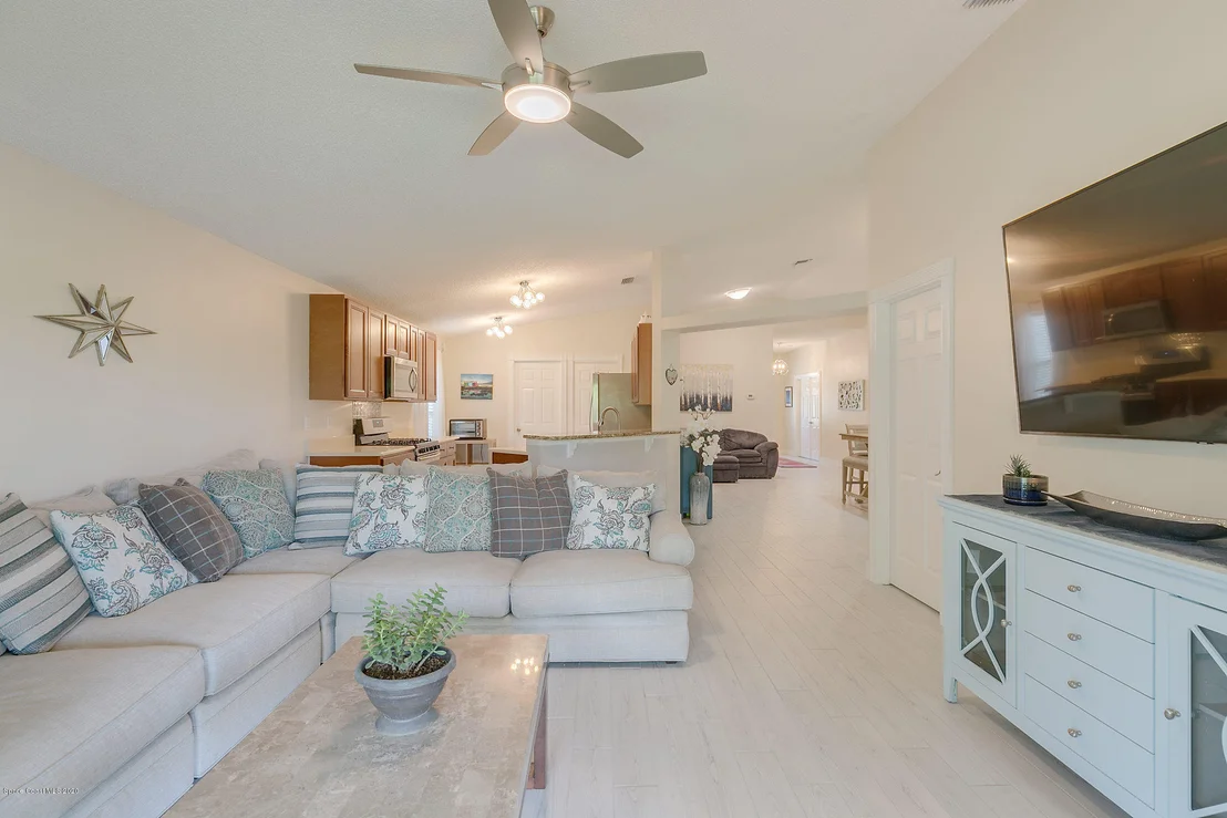 Photo of 877 Villa Drive