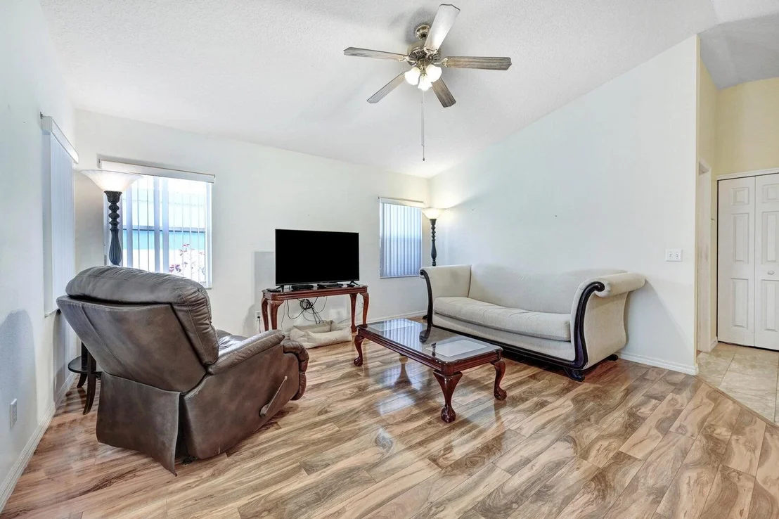 Photo of 1180 Goldenrod Circle NE