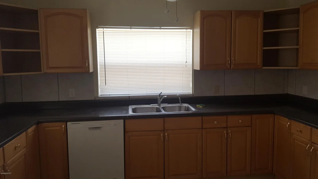 Photo of 1033 Cabot Drive NE