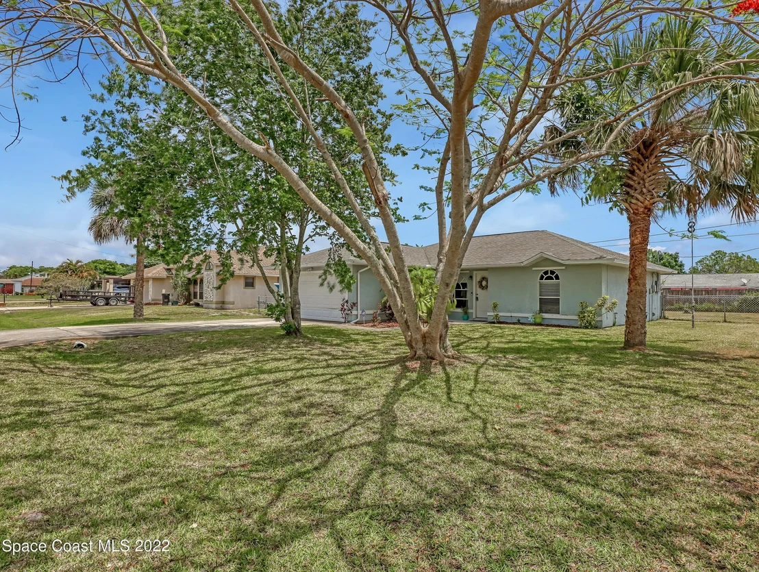 Photo of 761 Azure Avenue NE
