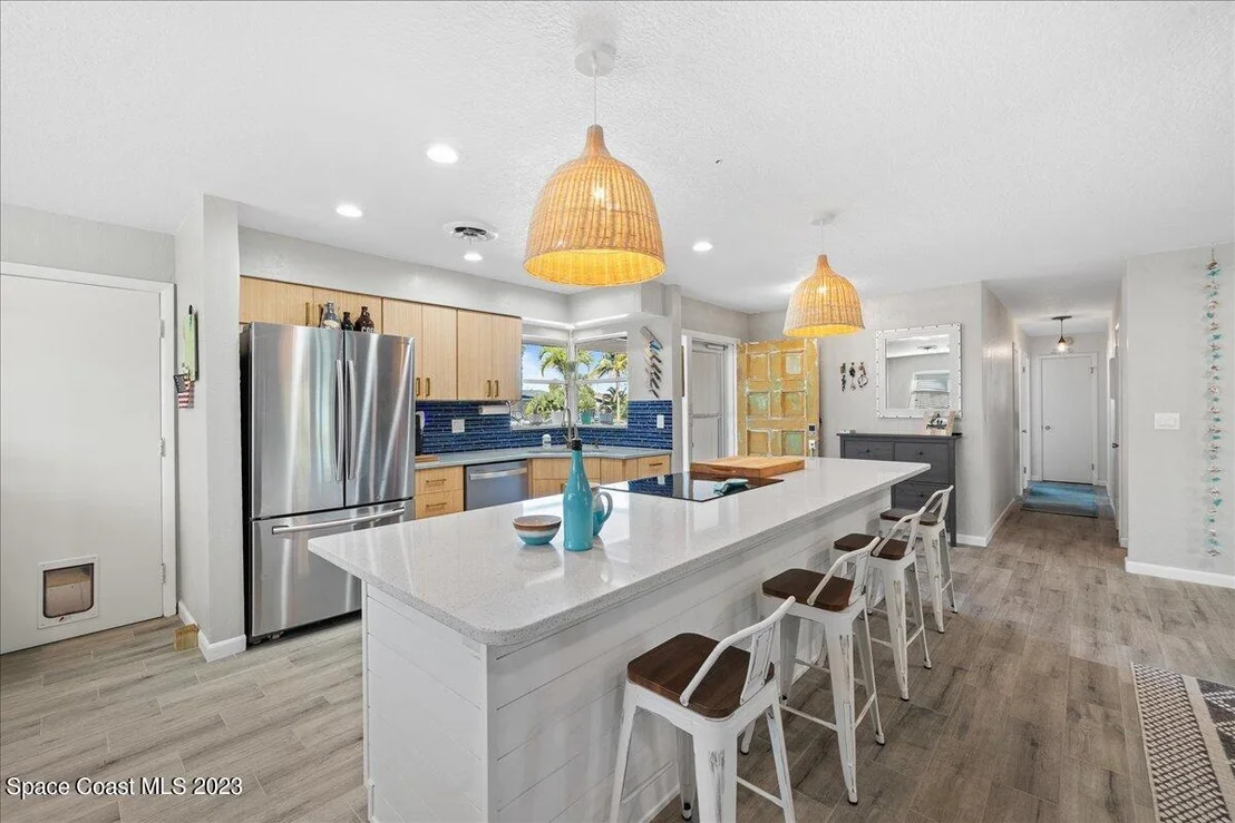 Photo of 615 N Robert Way