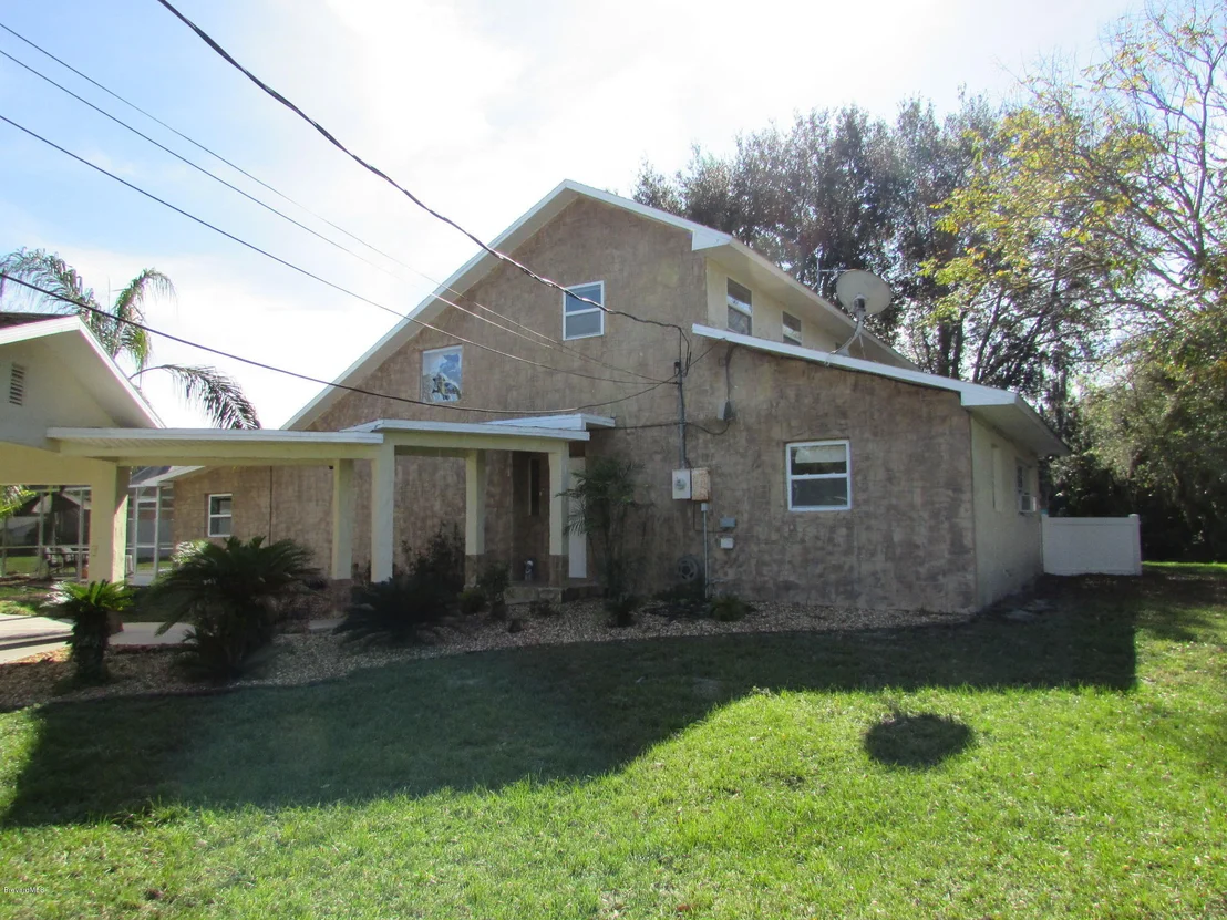 Photo of 385 N Range Road