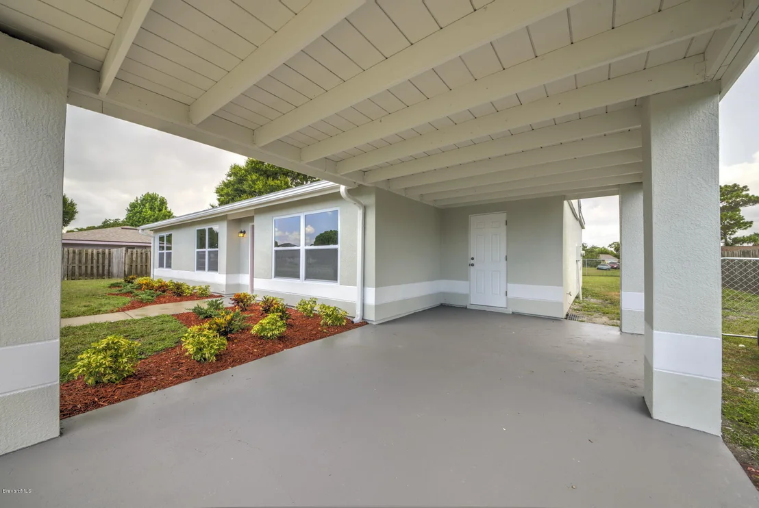 Photo of 1025 Riviera Drive NE
