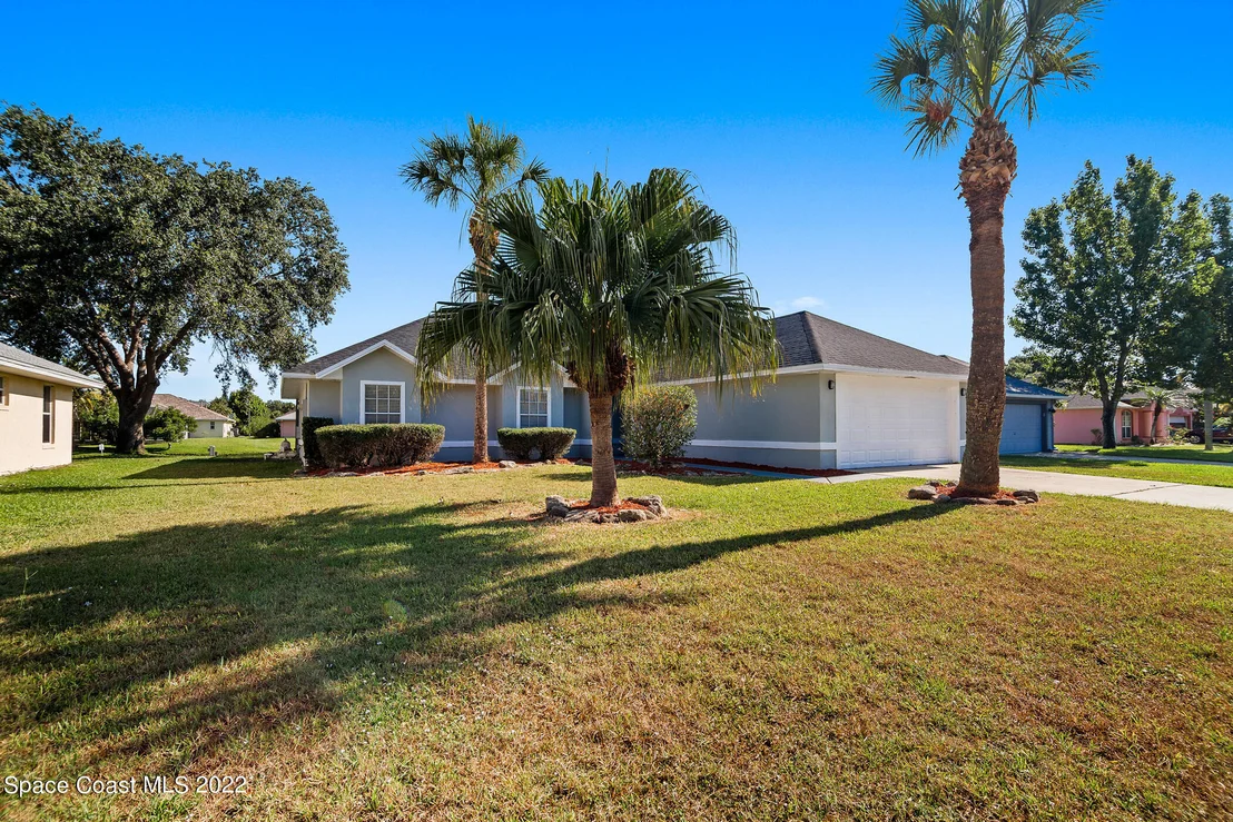 Photo of 1344 Heritage Acres Boulevard