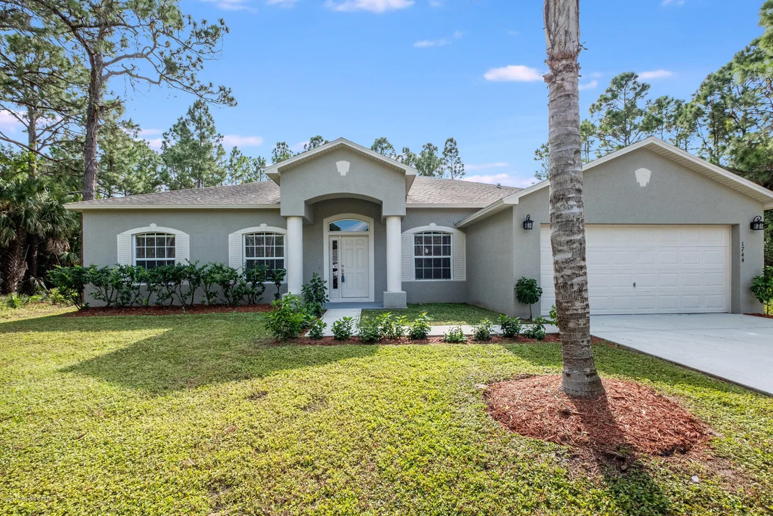 Photo of 1744 Hydrangea Road NW